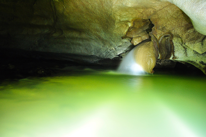 Một con suối nhỏ dẫn tới một hang động chưa được khám phá khác