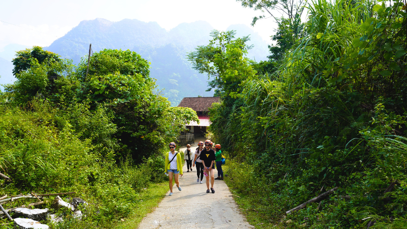 Tour chèo thuyền kayak & trekking Ba Bể 2 ngày