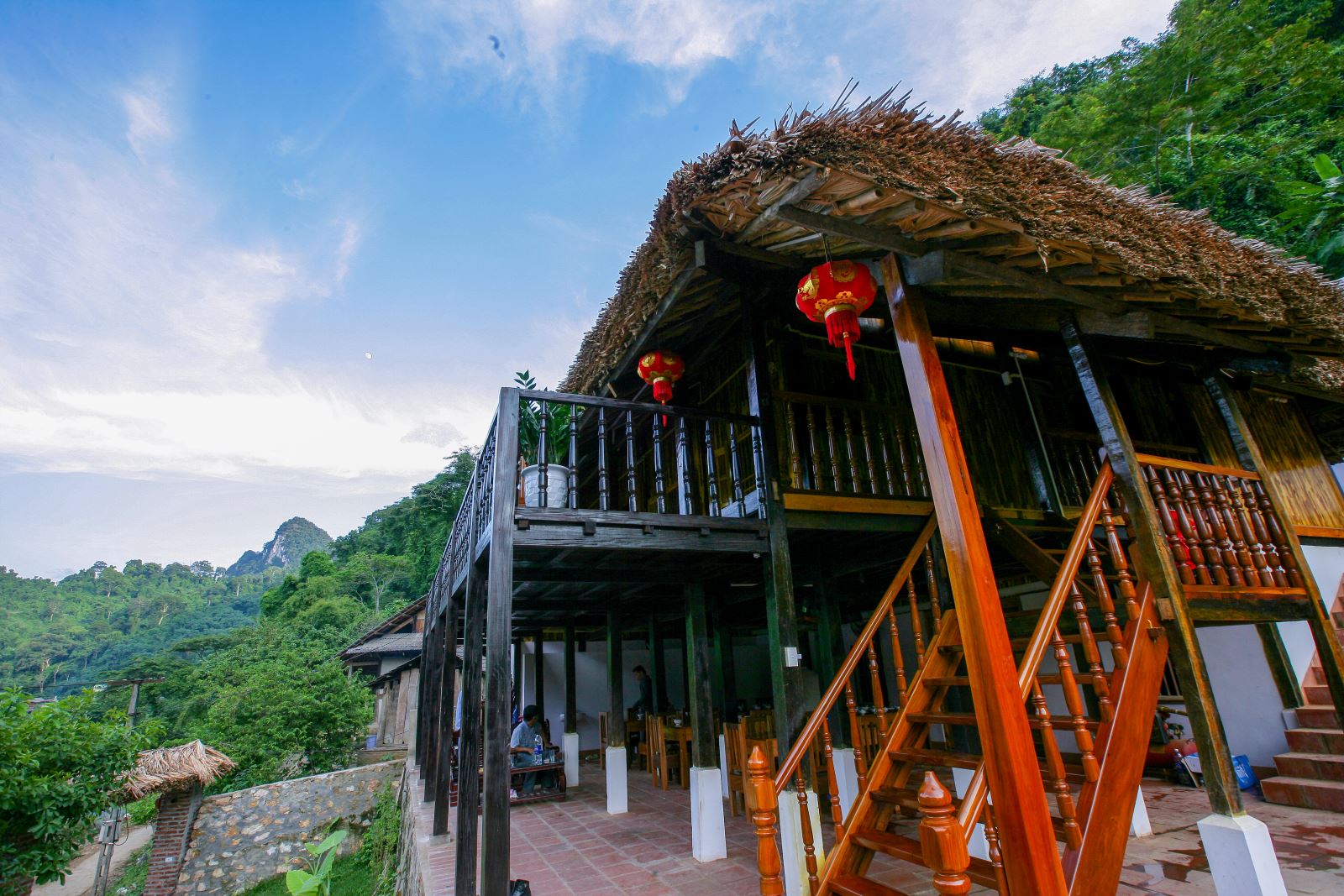 Mr Linh Homestay - Ngôi nhà sàn sang trọng ven hồ Ba Bể