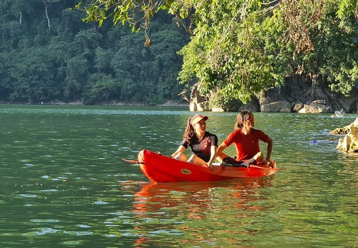 Tour trekking chèo thuyền kayak hồ Ba Bể 2 ngày 1 đêm