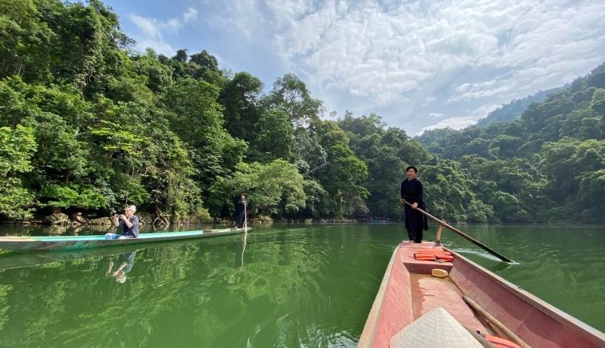 Màu áo xanh của hồ Ba Bể ẩn chứa nét đẹp say đắm lòng người