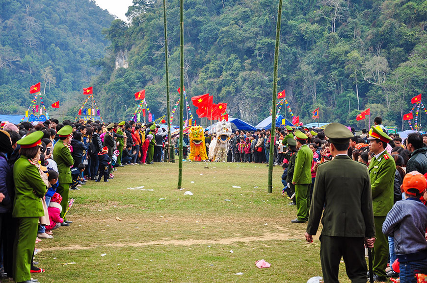 Múa lân trong ngày khai hội